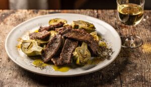 Straccetti con i carciofi, ottimi per una cena da leccarsi i baffi: in 10 minuti il gioco è fatto