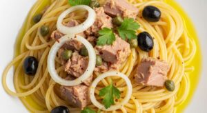 Spaghetti al tonno: il trucco della marinatura della cipolla che cambia tutto ecco come farlo